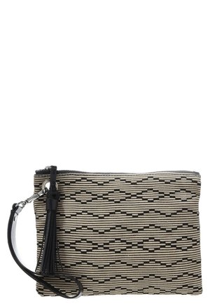 Beige en zwart patroon clutch met een zwart leren polsbandje en kwastje bevestigd aan een zilveren ring dicht bij de rits.
