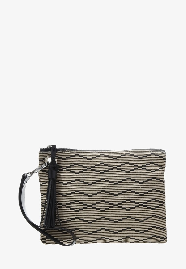 Pochette beige et noire à motif avec une lanière de poignet en cuir noir et un pompon attaché à un anneau argenté près de la fermeture éclair.