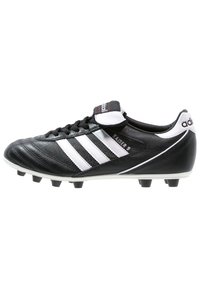 Botte de football noire en cuir avec trois rayures blanches. Elle présente un dessus texturé, un système de laçage, un col rembourré et six crampons en plastique.