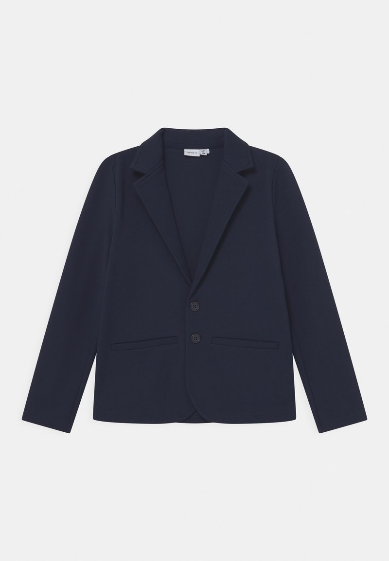 Marineblauwe blazer van zachte stof, met een geknipt kraag, twee voorzakken en twee knopen. Ontworpen met lange mouwen en een getailleerde pasvorm.