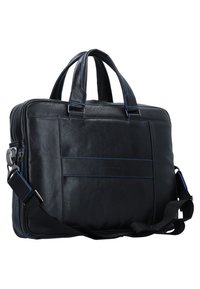 Borsa per laptop in pelle nera con cuciture blu a contrasto, dotata di due manici superiori e una tracolla staccabile; presenta una tasca esterna con zip.