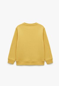 Długorękawowy sweatshirt, żółty materiał bawełniany, okrągły dekolt, ściągacze przy rękawach i na dół, prosty wzór bez widocznych motywów czy akcentów.