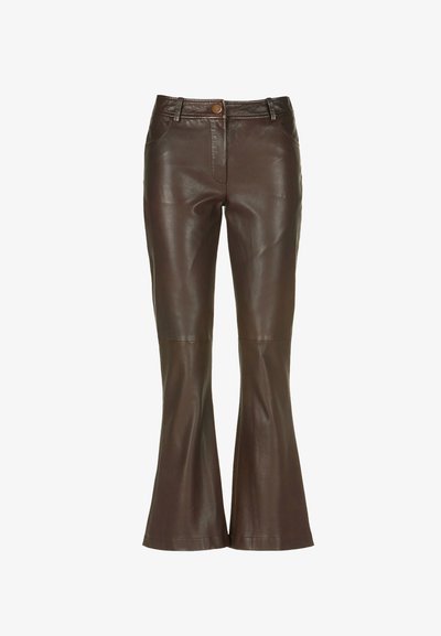 Bruine leren flared broek met een soepele textuur, voorzien van een knoopsluiting en voorzakken. Het ontwerp omvat een uitlopende zoom en strakke pijpen.