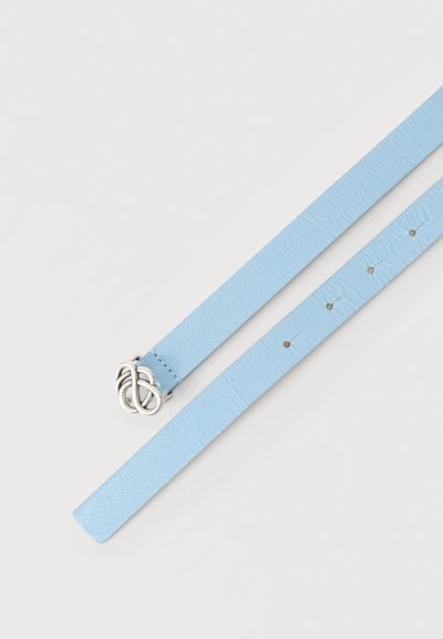 Φωτεινή γαλάζια δερμάτινη ζώνη με υφή, με ασημένια πόρπη σε σχήμα διαπλεκόμενου βρόχου και πολλαπλές τρύπες ρύθμισης σε λευκό φόντο.