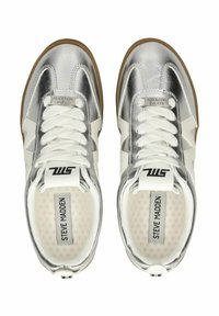 Silberne synthetische Sneakers mit gepolstertem Kragen, weißen Akzenten und flachen Schnürsenkeln. Verfügt über eine gepolsterte Innensohle und eine Gummiaußensohle für Traktion.