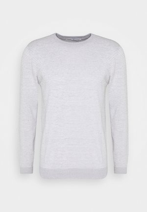 Maglione grigio chiaro a manica lunga con delicato motivo a righe orizzontali e polsini, scollo e orlo a coste.