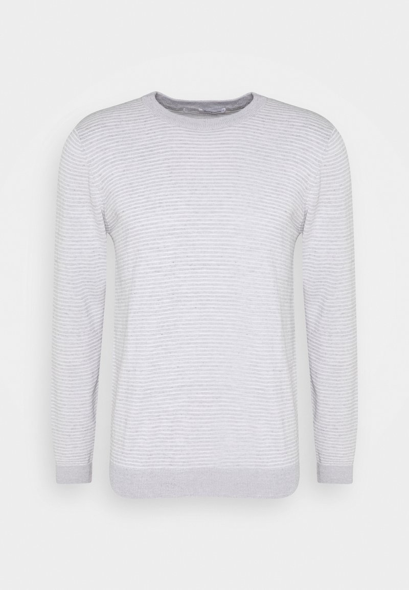Pull gris clair à manches longues avec un motif subtil à rayures horizontales et des poignets, un col et un ourlet côtelés.