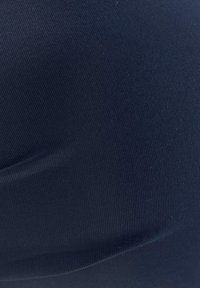 Navyblauwe stof met een ribbelstructuur, die gladde lijnen en een subtiele glans toont. Het materiaal lijkt rekbaar en aansluitend.