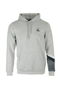 Sudadera gris hecha de tela suave con un bolsillo frontal, que presenta un logo en el pecho y un patrón a rayas en color marino en las mangas.