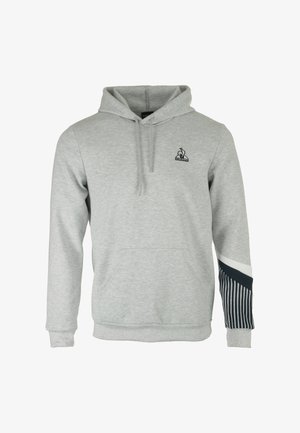 Sudadera gris hecha de tela suave con un bolsillo frontal, que presenta un logo en el pecho y un patrón a rayas en color marino en las mangas.