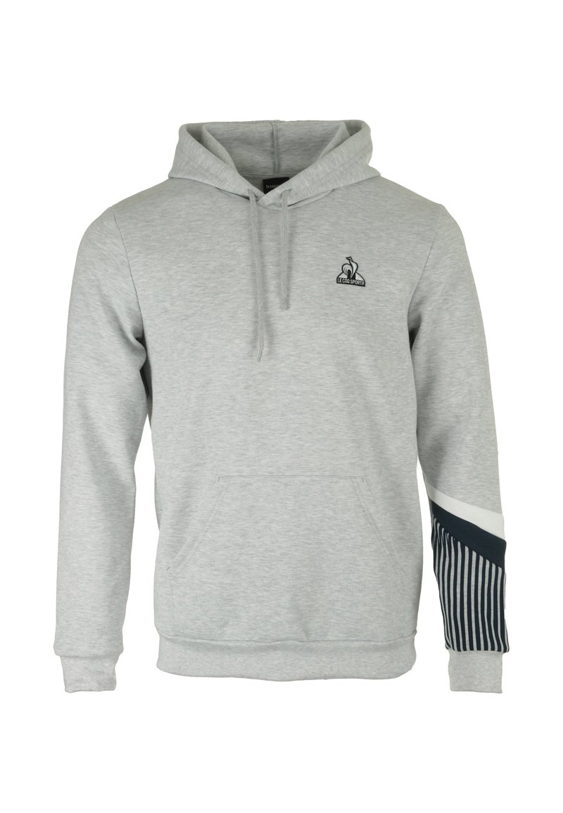 Sudadera gris hecha de tela suave con un bolsillo frontal, que presenta un logo en el pecho y un patrón a rayas en color marino en las mangas.