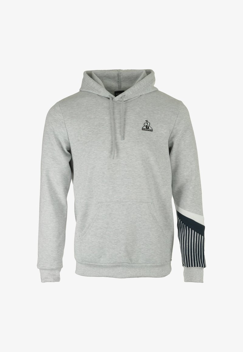 Sudadera gris hecha de tela suave con un bolsillo frontal, que presenta un logo en el pecho y un patrón a rayas en color marino en las mangas.