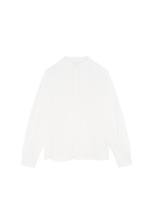 Witte blouse met lange mouwen en hoge hals, knopenlijst en geplooide manchetten. Zachte stof met verfijnde gekartelde details langs de halslijn.