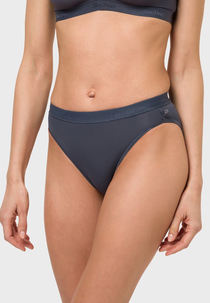 Dunkelgraue, hochgeschnittene Damenunterwäsche aus glattem Material mit elastischem Bund und dezentem Logo-Detailing am Bund.