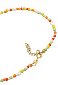 Collar de cuentas coloridas con pequeñas cuentas redondas y cilíndricas en rojo, naranja, amarillo, verde y azul, con un cierre y cadena dorados.