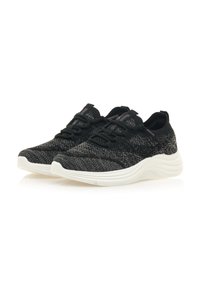 Zapatillas de punto negras y grises con una parte superior texturizada, que presentan una suela blanca gruesa y cordones negros. Diseño simple sin acentos adicionales.