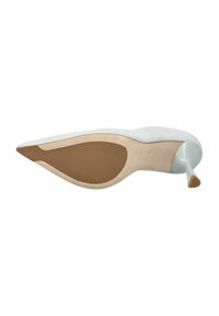 Zapato de piel de ante blanco con punta afilada y suela de goma beige, que cuenta con un delgado tacón de aguja y un acento dorado en la punta del tacón.