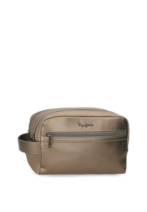 Bolsa de aseo pequeña de cuero color bronce con bolsillo delantero con cremallera, cierre superior con cremallera, asa lateral y logo de Pepe Jeans.
