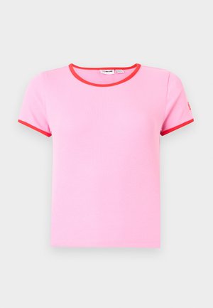 Camiseta rosa de algodón acanalado con mangas cortas y detalles en contraste rojo en el escote y las mangas. Diseño estándar de cuello redondo.