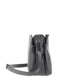 Borsa a spalla in pelle grigia con forma strutturata, chiusura con zip e tracolla regolabile. Presenta una superficie texture e hardware minimale.