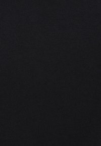 Baumwollstoff in dunkelmarineblau mit feiner gerippter Struktur, gleichmäßig in der Erscheinung ohne sichtbare Muster oder Verzierungen.