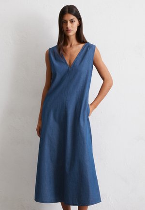 Robe sans manches en denim bleu foncé avec un col en V, des poches latérales et une silhouette fluide atteignant le mollet. Texture lisse.