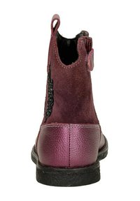 Bordeaux enkellaarsjes met een suède bovenwerk, decoratieve zwarte accenten, een ritsluiting aan de achterkant en een gestructureerde rubberen zool. Voorzien van een trekhaak.