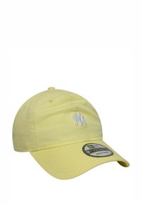 Gelbes Baumwoll-Baseballcap mit gebogenem Schirm, ausgestattet mit einem weißen gestickten Logo auf der Vorderseite und einem verstellbaren Riemen hinten.