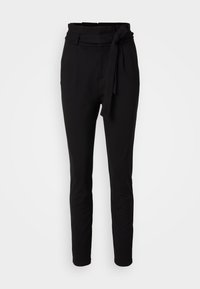 Černé kalhoty s vysokým pasem a páskem na uvázání, s bočními kapsami a přiléhavým střihem na jednobarevném bílém pozadí.