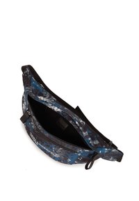 Blaue und schwarze gemusterte Tasche mit einem Reißverschluss, die ein geräumiges Innenfach und eine kleine Außentasche bietet, aus strapazierfähigem Stoff gefertigt.