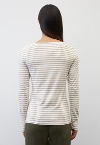 Langärmliges Hemd in Creme mit horizontalen beigen Streifen, rundem Ausschnitt und weichem, leichtem Stoff. Die Rückansicht zeigt eine taillierte Passform.