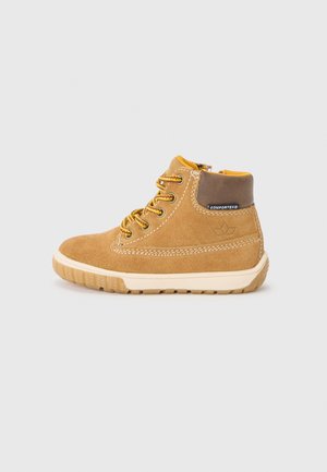 Tan-Suede-Ankle-Boot mit braunen Akzenten, gelben Schnürsenkeln, weißen Nähten und einer strukturierten Gummisohle. Mit Comfortex-Branding.