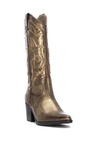 Bota de cowboys metálica en color bronce con punta afilada, costuras decorativas y tacón apilado. Textura suave y altura hasta la mitad de la pantorrilla.