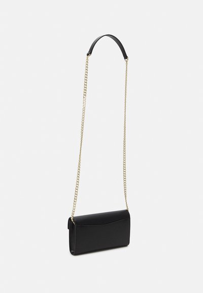 Borsa a tracolla nera in pelle con tracolla a catena dorata, forma rettangolare, texture liscia e chiusura a pattina con un sottile dettaglio di cucitura.