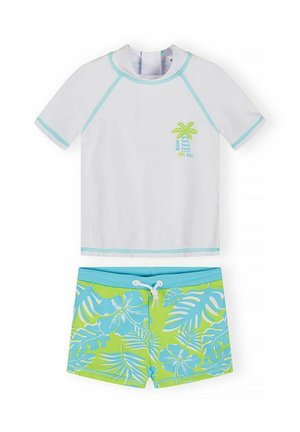 Biała krótka koszulka rash guard z niebiesko-zielonymi wykończeniami i nadrukiem palm, zestawiona z zielono-niebieskimi kąpielówkami w tropikalny wzór.