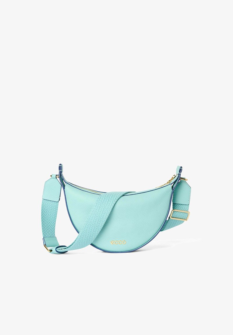 Borsa a tracolla in pelle azzurro chiaro con forma curva, finitura texturizzata e dettagli in oro. Presenta una tracolla intrecciata e regolabile.