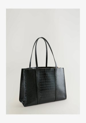 Čierna taška tote z faux krokodílej kože s dvoma dlhými uchami, obdĺžnikovým tvarom, hladkým povrchom a zipsovým uzáverom na vrchu.