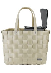 Gewebte beige Tragetasche mit zwei Griffen, die eine strukturierte Oberfläche und silberne Hardware aufweist. Enthält ein schwarzes isoliertes Fach.