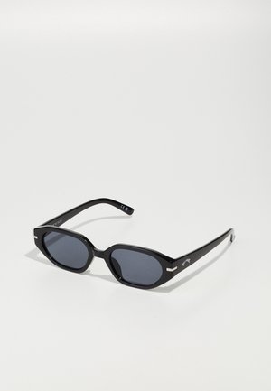 Óculos de sol de plástico preto com lentes octogonais, de tonalidade escura e com detalhes em prata nas hastes. Textura suave, design moderno.