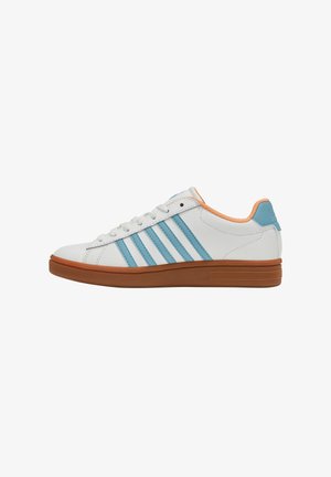 Sneaker blanche avec des rayures bleu clair, semelle en caoutchouc marron et accents orange à l'arrière. Présente des lacets plats et des détails perforés.