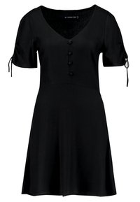 Robe noire avec un décolleté en V, des manches courtes, des détails de boutons sur le devant et des liens ajustables sur les manches. Tissu au toucher lisse.