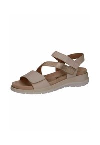 Beige sandal med kryds- og stropdesign, metallisk accents, polstret fodseng og en hvid, tekstureret gummisål for bedre greb.