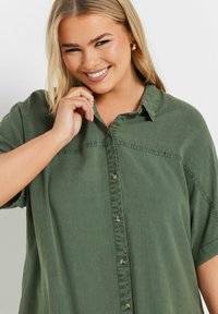 Yours Clothing SHORT SLEEVE   - Camicia - khaki