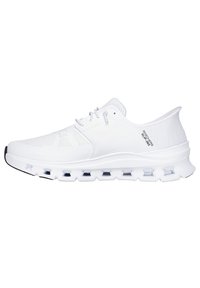 Bílé sportovní boty Skechers Slip-Ins s prodyšným svrškem, šněrováním v přední části a větranou podrážkou, zobrazené z bočního profilu na bílém pozadí.