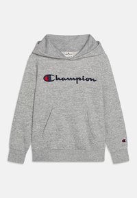 Šedá mikina s kapucí a velkým námořnickým logem "Champion", přední klokanka a žebrované manžety. Měkká tkanina s hladkým povrchem.