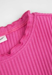 Różowy prążkowany top z falbaniastym dekoltem i teksturowanym materiałem. Wewnętrzna szew pokazuje staranne szycie wzdłuż kołnierza.