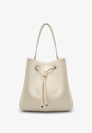 Borsa a secchiello in pelle color crema con chiusura a coulisse, due manici lunghi e texture sottile. Dettagli in metallo color argento alle estremità.