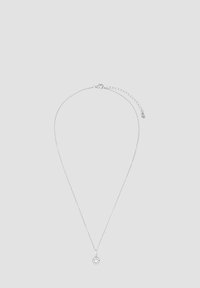 Silverhalsband med en tunn kedja och en justerbar låsning, prytt med en cirkulär hängsmycke dekorerad med små klara stenar.