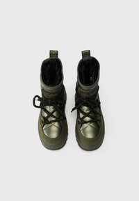 Žali vandeniui atsparūs žieminiai batai su paminkštintu interjeru, tekstūruota guma padais ir reguliuojamomis raišteliais. Ypatumai: išsiskirianti prekės ženklas ant šono.