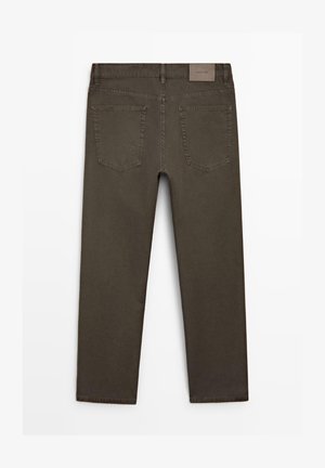 Mørk olivengrønne straight-leg bukser vist bagfra med to baglommer og et brunt mærke på taljebåndet.